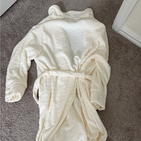 White robe - Picture 2 of 3